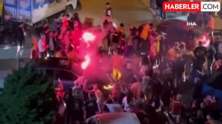 Galatasaray'ın Şampiyonluğunu Kutlayan Taraftara Otomobil Çarptı ve Kaçtı