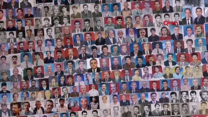 Askerlerden gelen mektuplar ile toplamaya başladığı vesikalıkları, 30 yıldır berber dükkanında sergiliyor