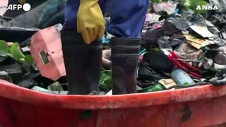 Filippine, i 'river rangers' raccolgono rifiuti dalle acque del fiume di Manila