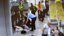 Agentes de la Guardia Civil reaniman a un pasajero en el control de El Prat