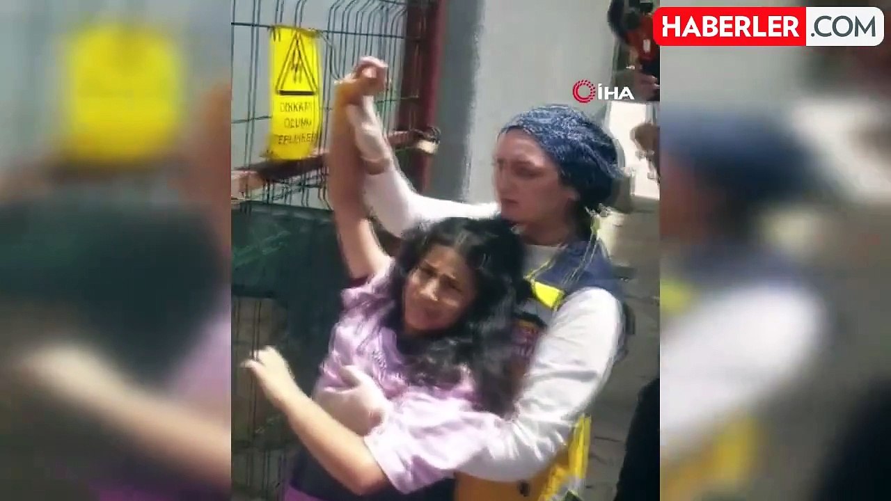 Okulda eline demir korkuluk saplanan çocuk kurtarıldı