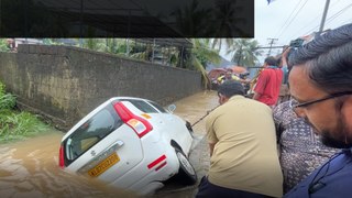 Remal Cyclone : Kerala Floodsలో కారు ఎలా కొట్టుకుపోయిందో చూడండి | Oneindia Telugu