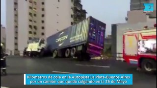 Kilómetros de cola en la Autopista La Plata-Buenos Aires por un camión que quedó colgando en la 25 de Mayo