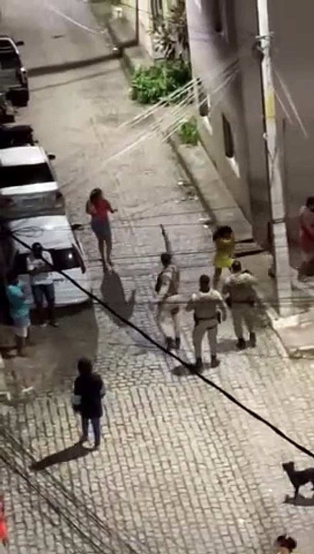 PM agride mulher com chute durante ação em cidade do interior da Bahia