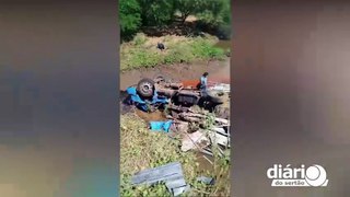 Caminhão Boiadeiro capota na região de Patos, vários animais morrem e motorista fica ferido