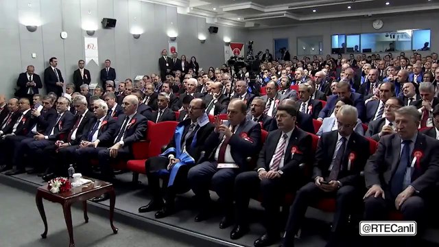 Erdoğan, Kimse kusura bakmasın ama milletin cebinden basın mensuplarına özel uçakla Roma turu yaptırmanın hiçbir haklı gerekçesi olamaz dedi.