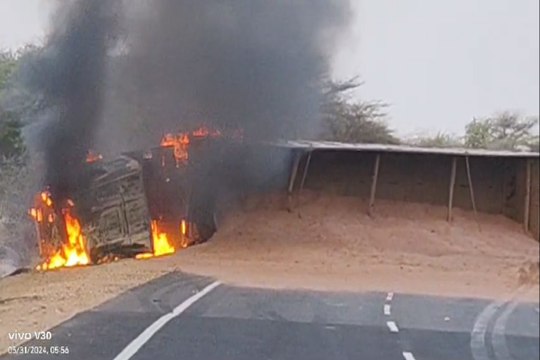 Truck Accident Fire : कार व ट्रक की ​भिड़ंत के बाद ट्रक में लगी आग, दो लोग घायल
