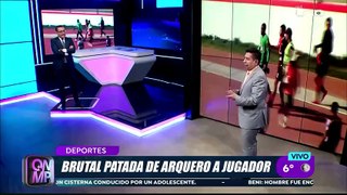 BRUTAL PATADA DE ARQUERO A JUGADOR