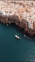 LE PLUS VERTIGINEUX village des Pouilles en Italie : Polignano a Mare [@pioandreaperi]