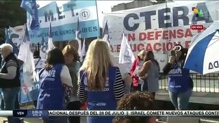 Organizaciones sociales y docentes argentinos exigen sus derechos