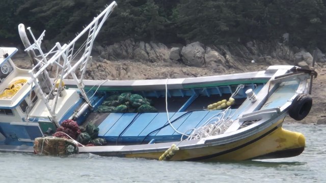 충남 보령 해상 선박 좌초...승선원 3명 구조 / YTN