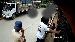 Captan a motociclista hondureño impactar contra camión