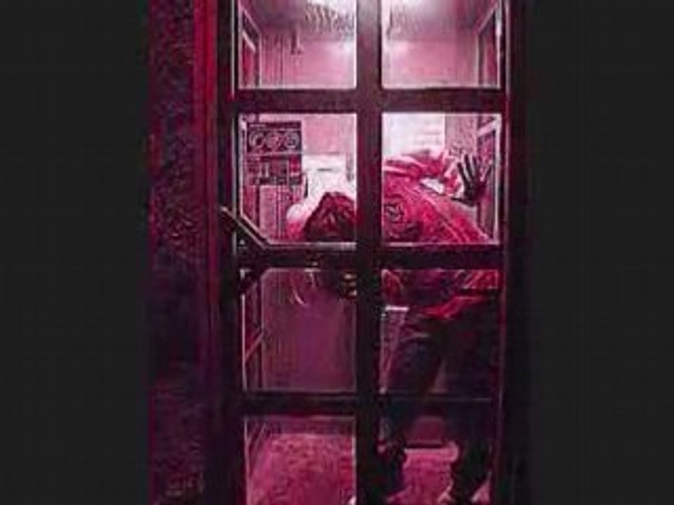 Dark step trouve des pas...mm ds une cabine téléphonique!