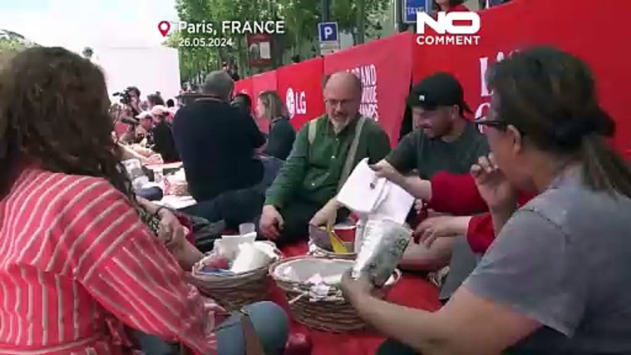 216 Meter lange Picknickdecke auf den Champs-Élysées