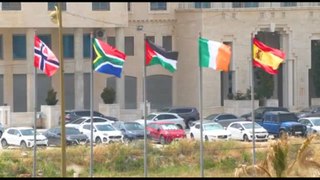 Cisgiordania issa le bandiere dei paesi che riconoscono la Palestina
