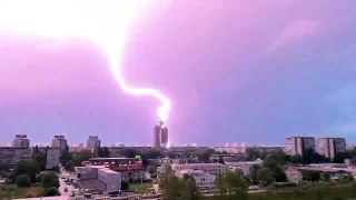 La foudre touche une tour de Belgrade... orage incroyable