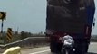 Des voleurs à moto braquent un camion en route