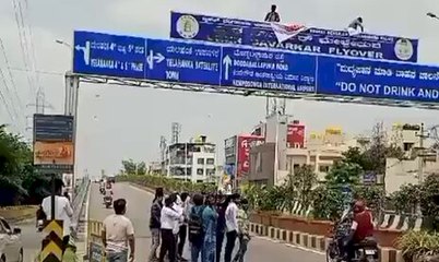 एनएसयूआई कार्यकर्ताओं ने वीर सावरकर फ्लाईओवर का साइनबोर्ड काला किया