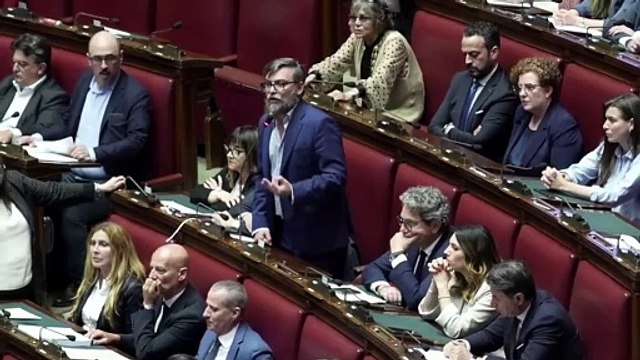 Il M5s sventola in Aula la bandiera della Palestina, intervengono i commessi