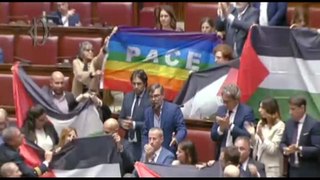 Il M5s espone bandiere pace e Palestina in Aula alla Camera