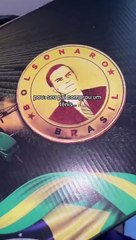 Recusa sair com o pai após ele comprar ténis de Bolsonaro