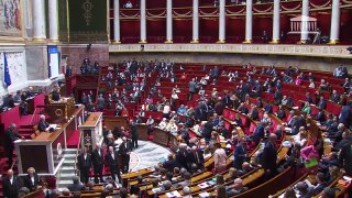 Parlamento francês sanciona deputado por mostrar bandeira palestina