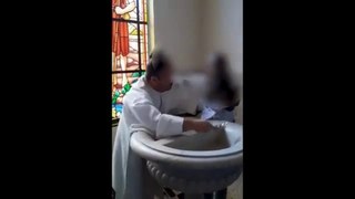 Padre da puxão em criança durante batismo no interior do Rio