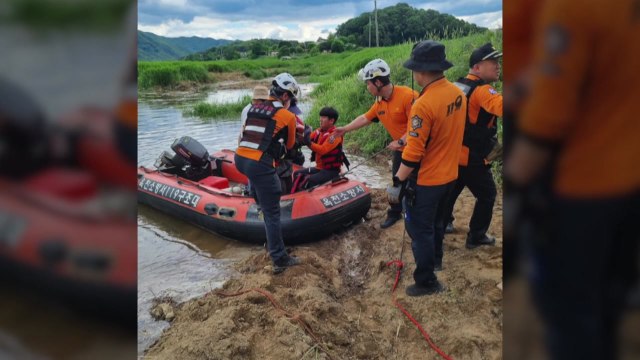 충북 옥천 불어난 물에 야영객 5명 고립...전원 구조 / YTN