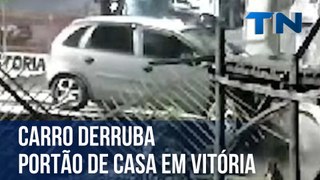 Carro derruba portão de casa em Vitória