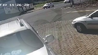 Novas imagens mostram grave acidente que deixou motociclista ferido na Rua Europa