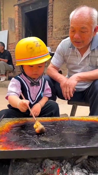 Chinese burger BBQ instant noodles with steamed buns