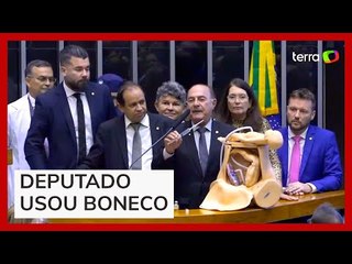 Deputado encena aborto em ato contra método de interrupção legal da gravidez