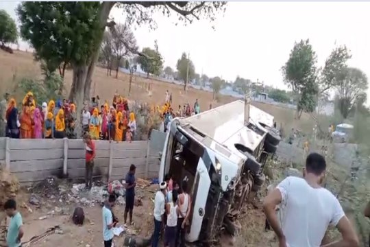 Accident : स्लीपर कोच एक्सप्रेस वे से नीचे उतर कर पलटी, कई यात्री घायल