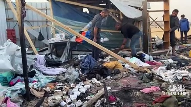 Enkazda yürek burkan görüntü! Sivillere mezar olan çadırlarda yiyecek aradılar...