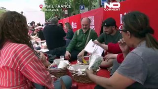 NO COMMENT: Un picnic gigante a los pies del Arco del Triunfo de París