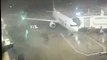 Regardez les images de ce Boeing 737-800 emporté par le vent cette nuit à l'aéroport de Dallas, alors que les passagers attendaient pour monter à bord