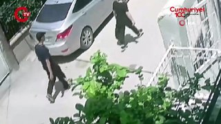 Yolda yürüyen kadın kapkaça uğradı