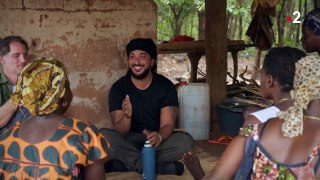 « Je suis stressé » : Slimane chante un extrait d’une de ses chansons face au villageoises dans Rendez-vous en terre inconnue