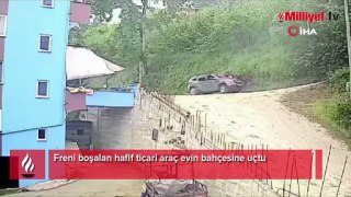 Freni boşalan park halindeki araç bina bahçesine uçtu