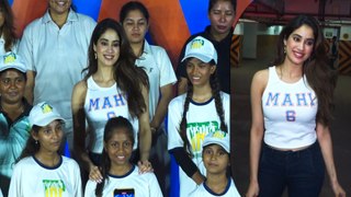 Janhvi Kapoor फिल्म Mr. & Mrs. Mahi की स्पेशल स्क्रीनिंग पर फैन्स के बीच पहुंची