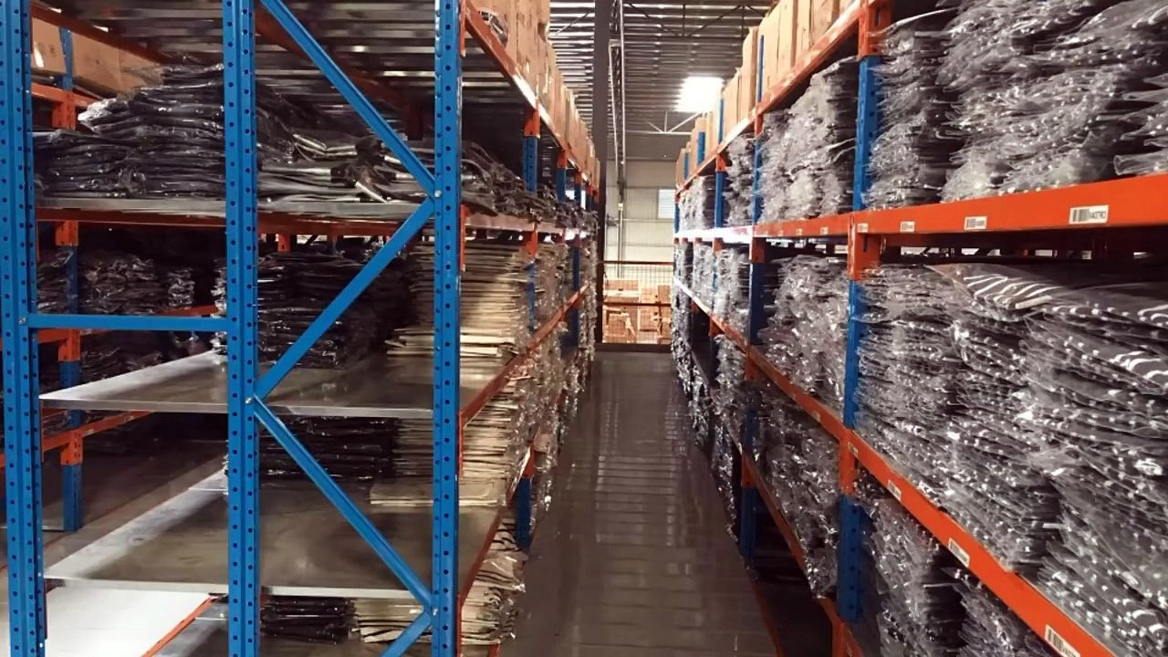 Joggers en velours côtelé pour homme, coupe ample, tendance automne-hiver 2023, idéals pour les hommes d'âge moyen, style décontracté urbain.