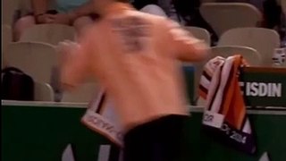 Un ramasseur de balle fait tomber un joueur de tennis à Roland Garros