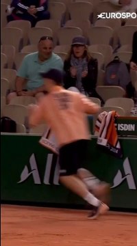 Un ramasseur de balle fait tomber un joueur de tennis à Roland Garros