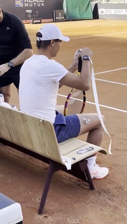 Rafael Nadal fait tout lui même... même le grip de ses raquettes de tennis