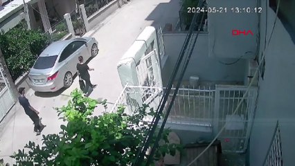 Sokakta yürüyen kadının elindeki cep telefonunu çaldı