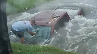 Man rescues driver trapped in flood in Conroe, Texas