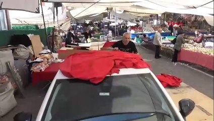 Avcılar'da pazar yerine bırakılan otomobil tezgah oldu