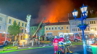 Hausbrand am Rohrbacher Stadtplatz: 14 Personen gerettet, ein Toter