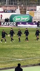 Bu protesto yürekleri dağlar! Sahaya öldürülen Gazzeli çocuklarla çıktılar! Görmezden gelenlere insanlık dersi verdiler!