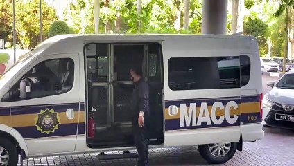 税务官涉嫌收贿私放货车离开机场，面控不认罪🕵️‍♂️